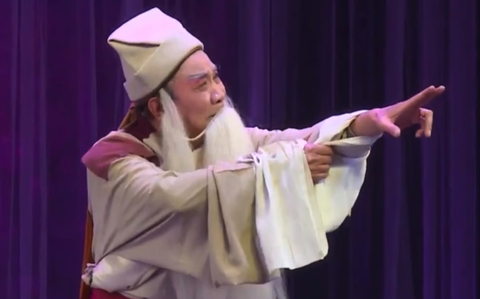 用配角的角度展示装台中人面桃花唱词和音乐的细腻