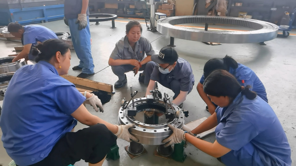 装配车间实拍精密回转支承轴承的组团检验.