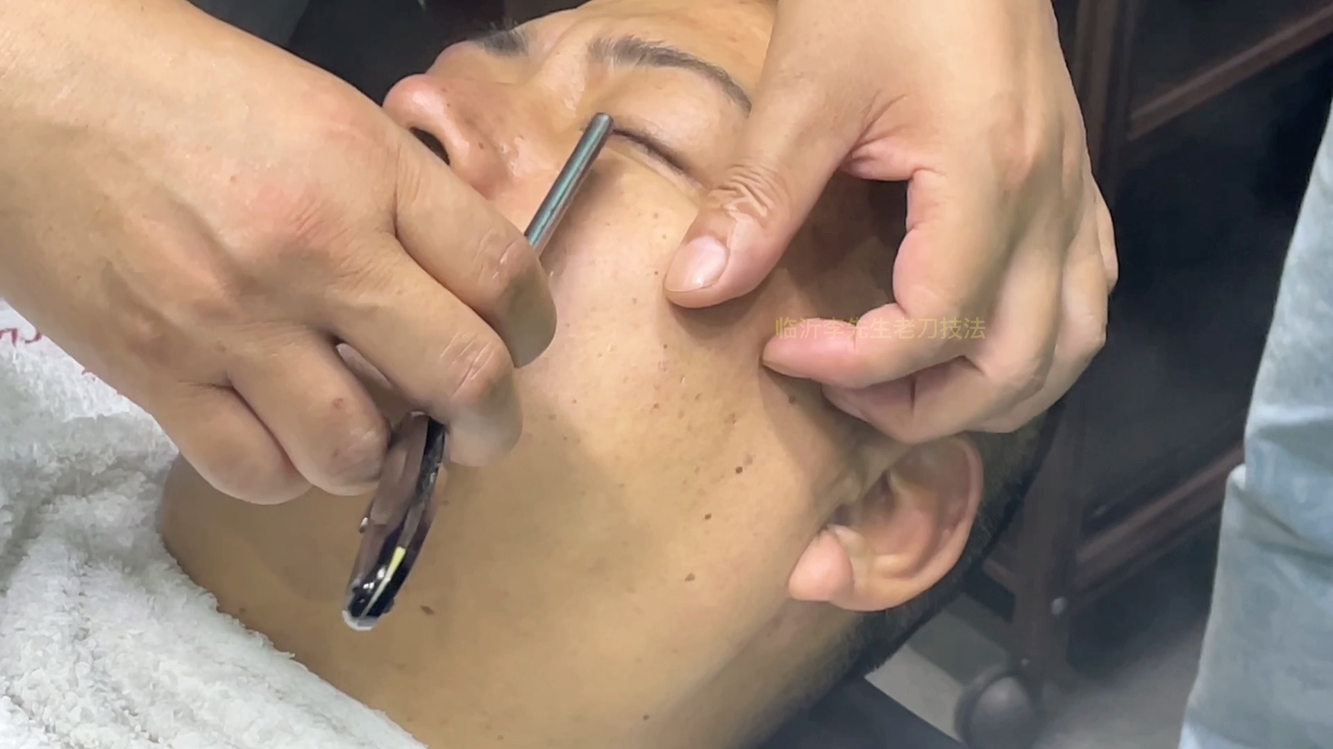 男士老刀修面解压视频
