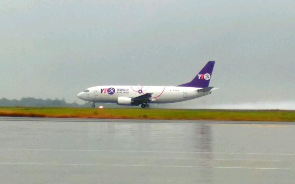 活动作品老古董圆通货运航空波音737300全货机冒着大雨能起飞吗