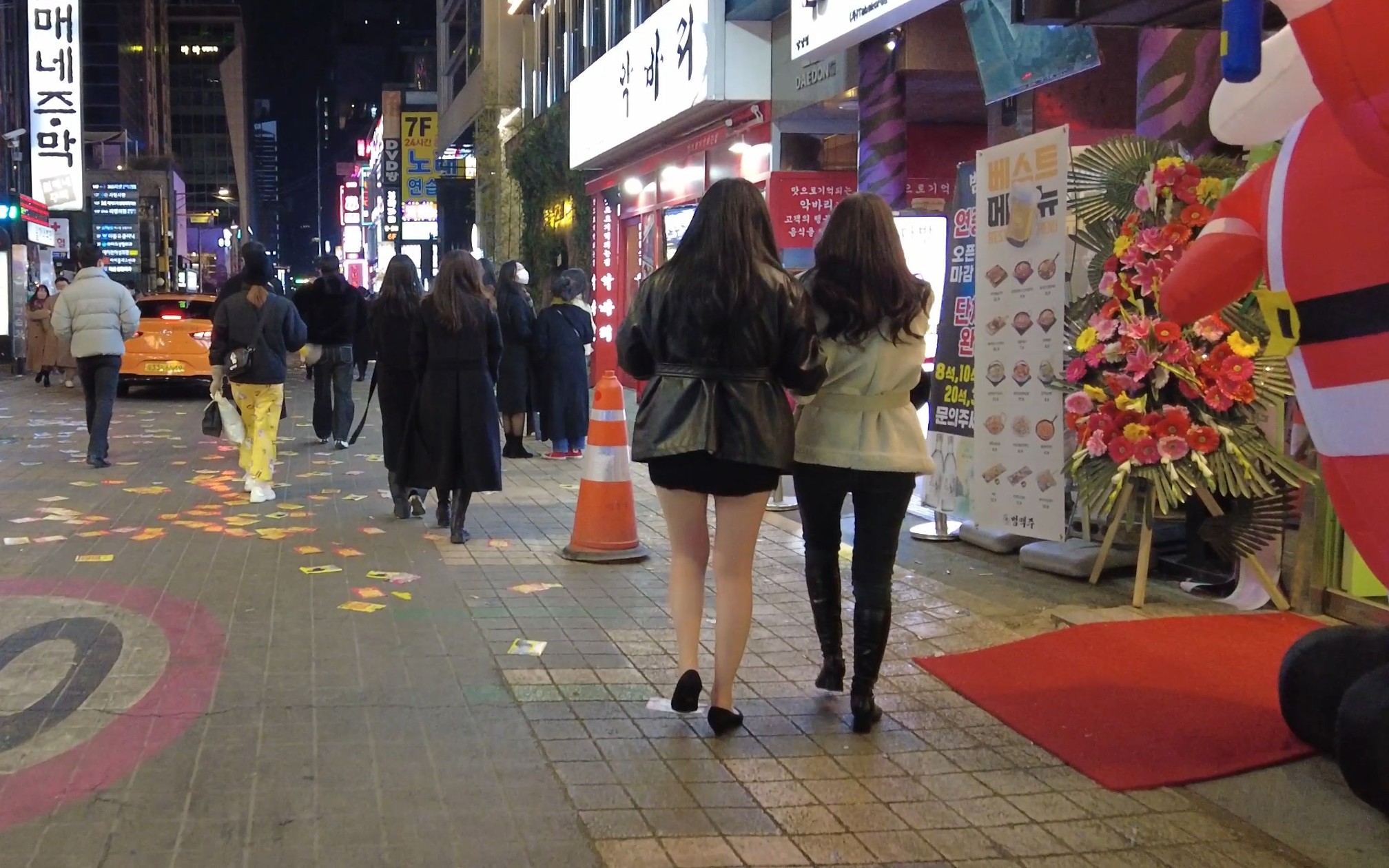 韩国的周六晚上江南夜店街上人很多.