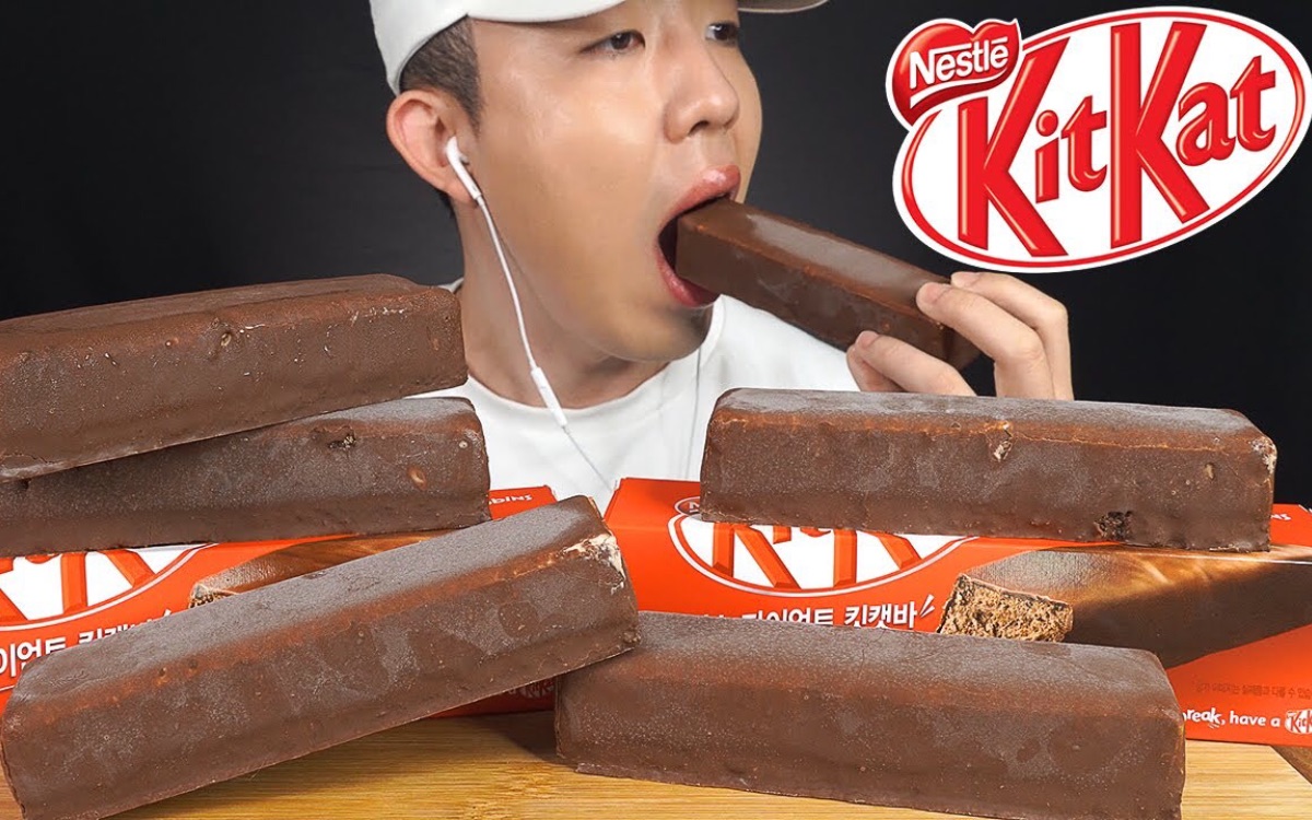 [图]♞ Jeongwoon ♞ KitKat 脆皮巧克力冰激凌 & Eating Sounds