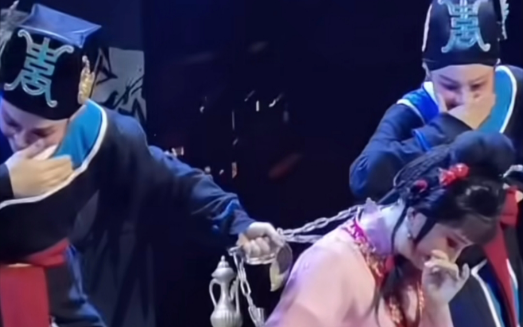 君君用铁链套住大老婆的脖子,还在那偷笑义父