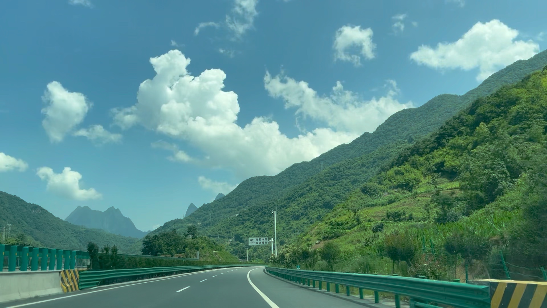 超级好的天气啊!就适合来#安康万达御河湾