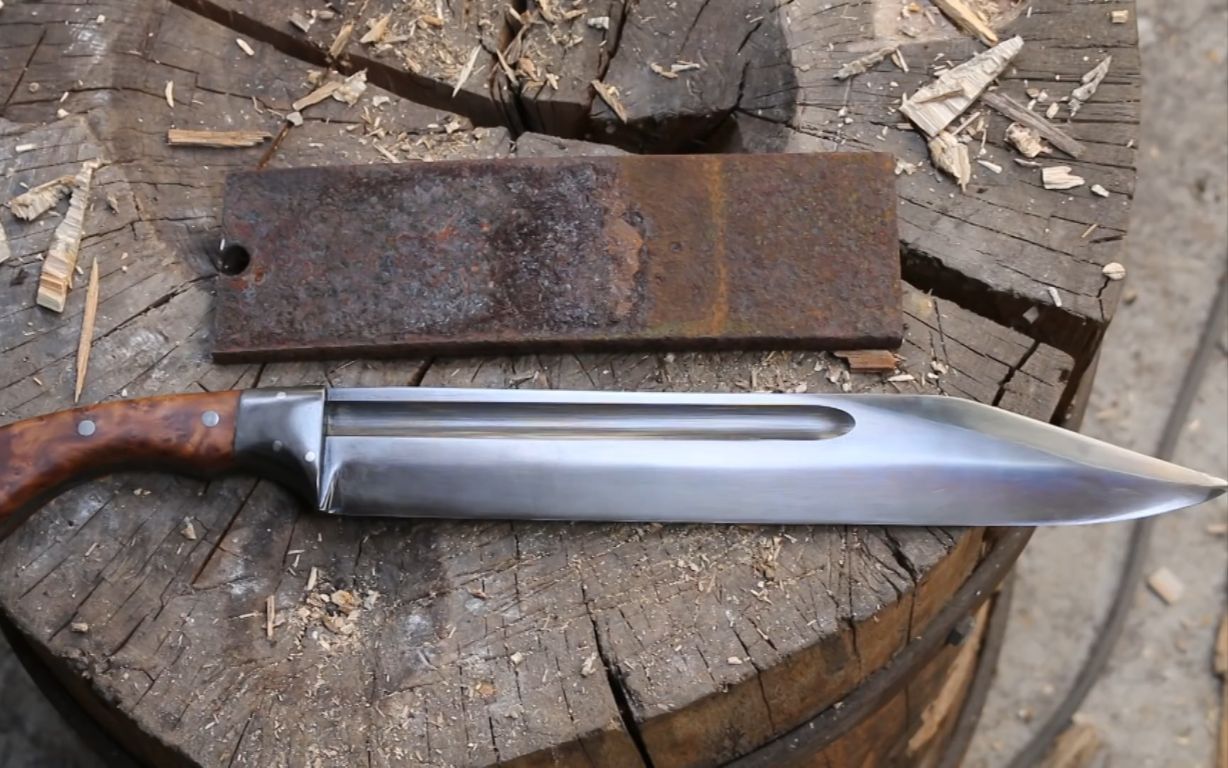 大神教你用卡车钢板打造一把博伊刀