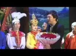 Télécharger la video: 我的兄弟在我演唱会上求婚成功祝贺他们爱情甜蜜永远相亲相亲白头