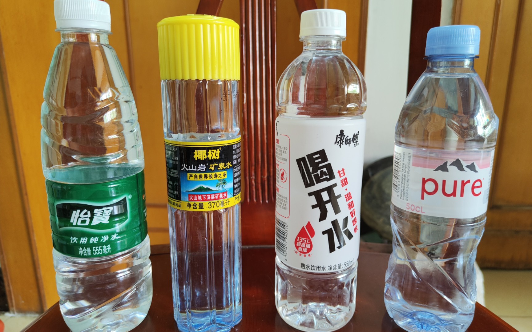 四种水试喝,没想到依云口感最像凉白开,最柔和