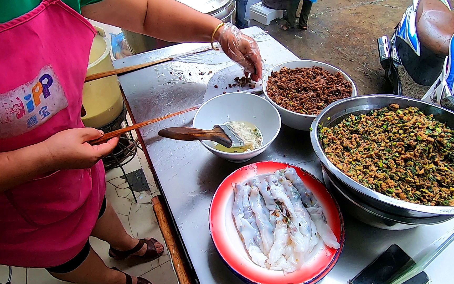 中越边境河口口岸附近一份越南小卷粉这个价钱吃完买单吓一跳