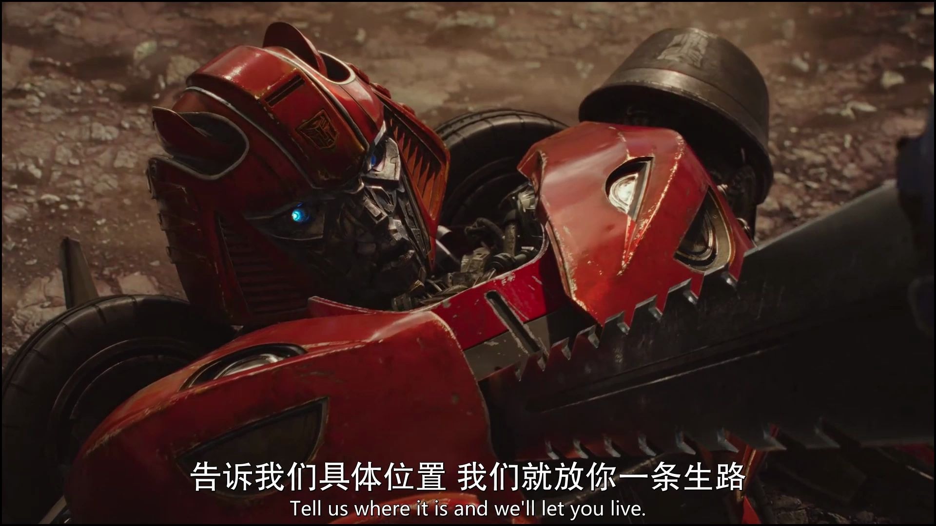 红色大黄蜂被劈成两半霸天虎打泡泡