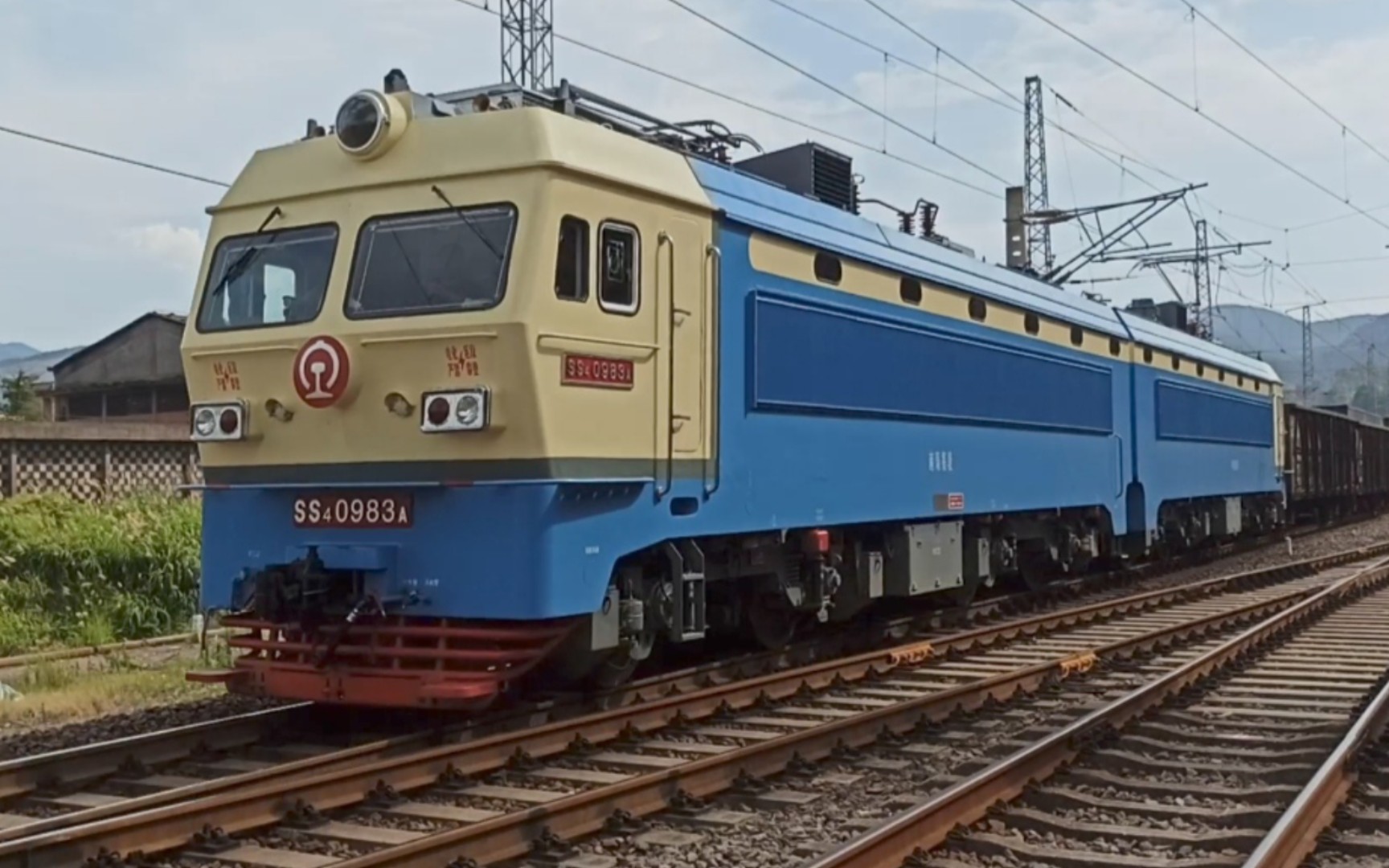 刚厂修不久的ss4 0983牵引货列通过大洲站