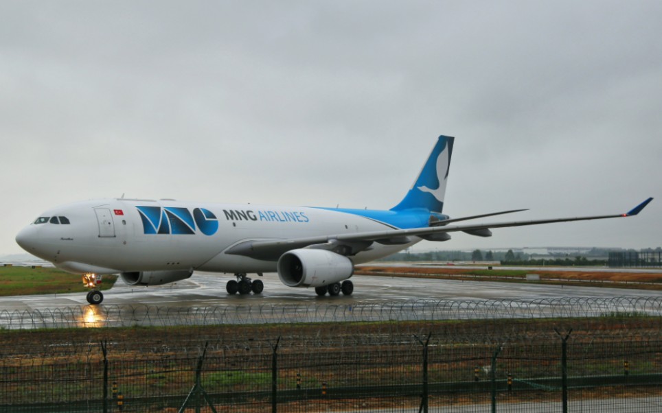 土耳其麦纳谷货运航空a330-200型货机进入双流机场货站