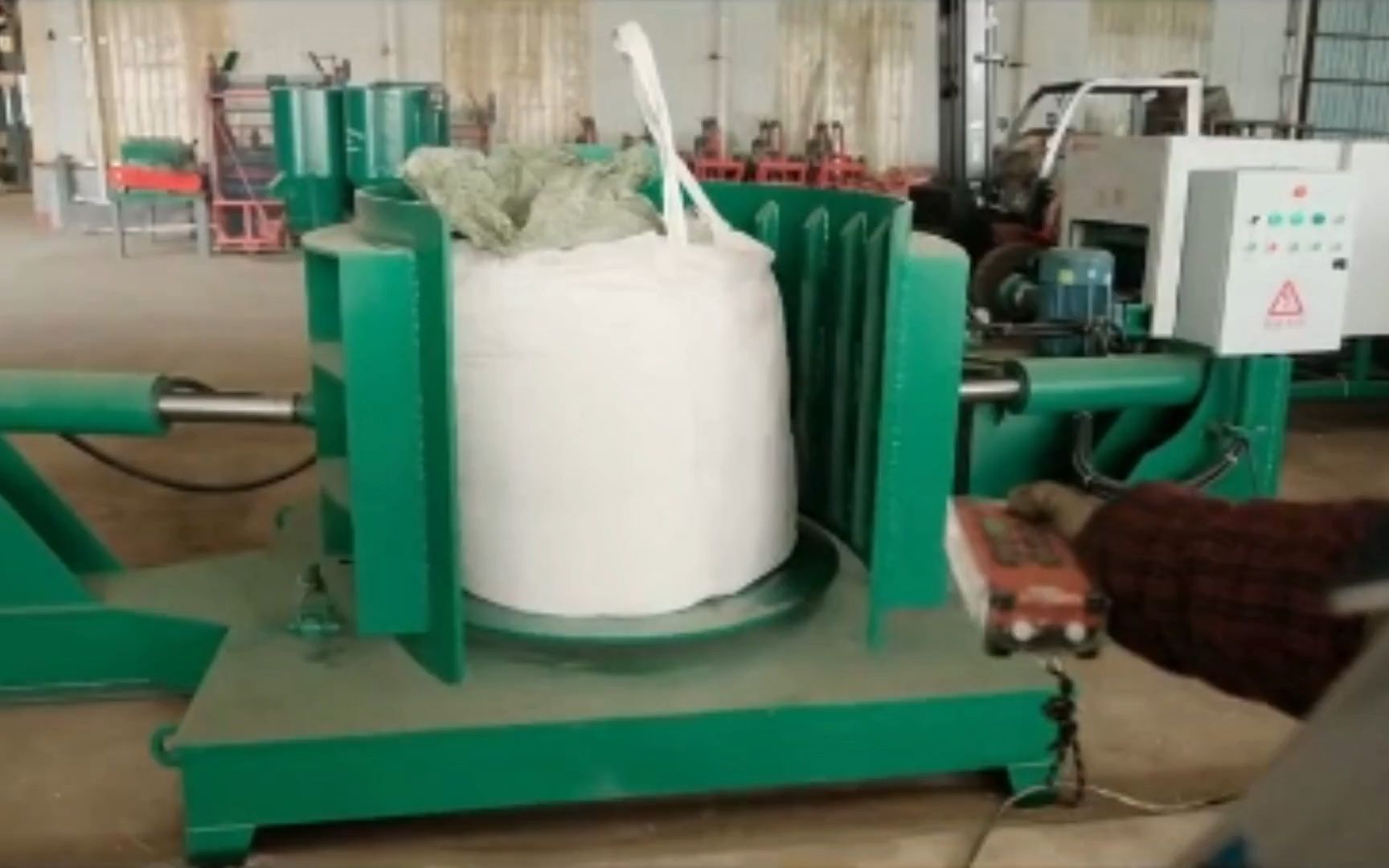 吨包结块料挤压机 氧化铝包挤压破块设备 方包板结化肥挤碎机