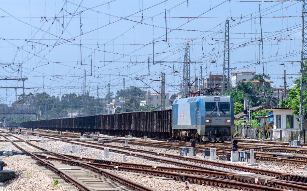 黎湛上行货列通过河唇站