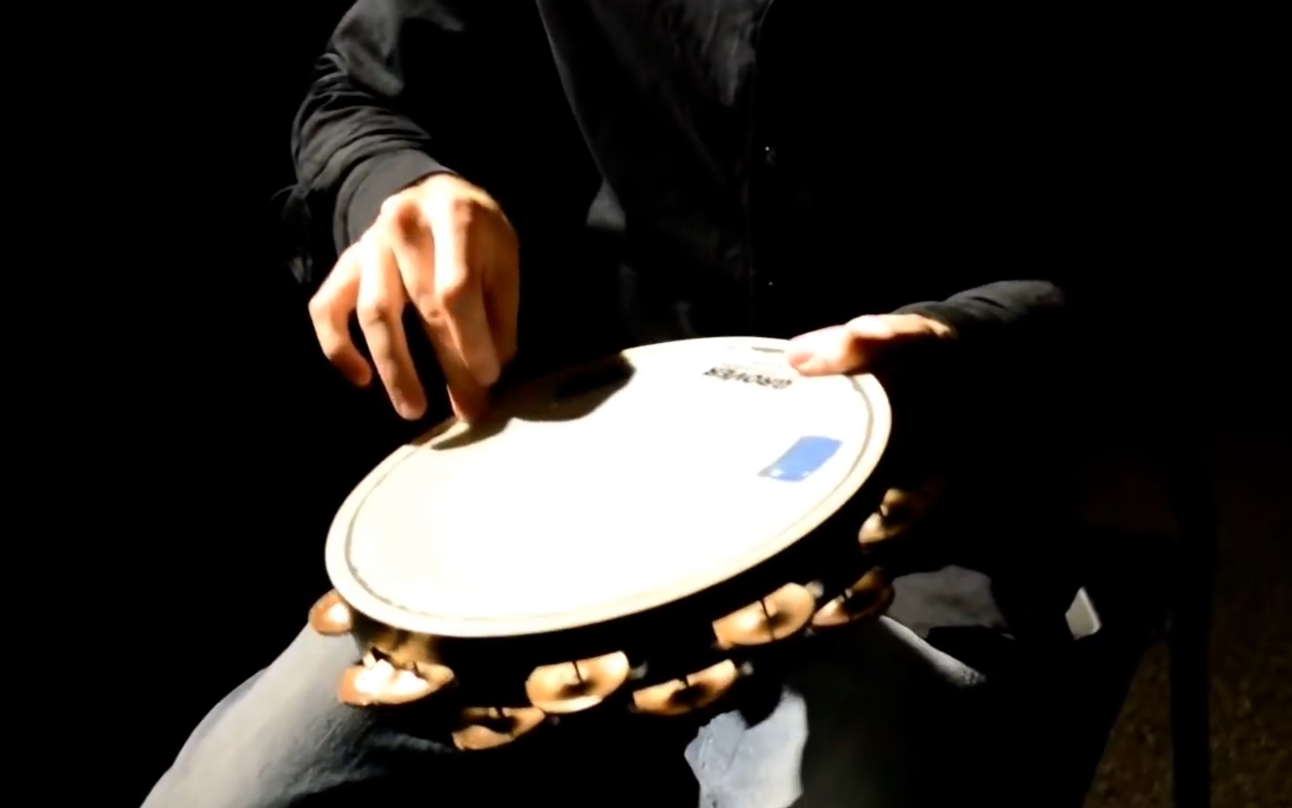 铃鼓与电子音乐作品《a cool gadget for tambourine》(casey