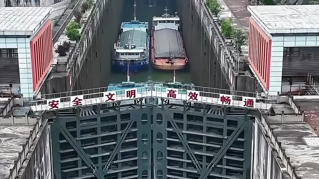 船舶过船闸