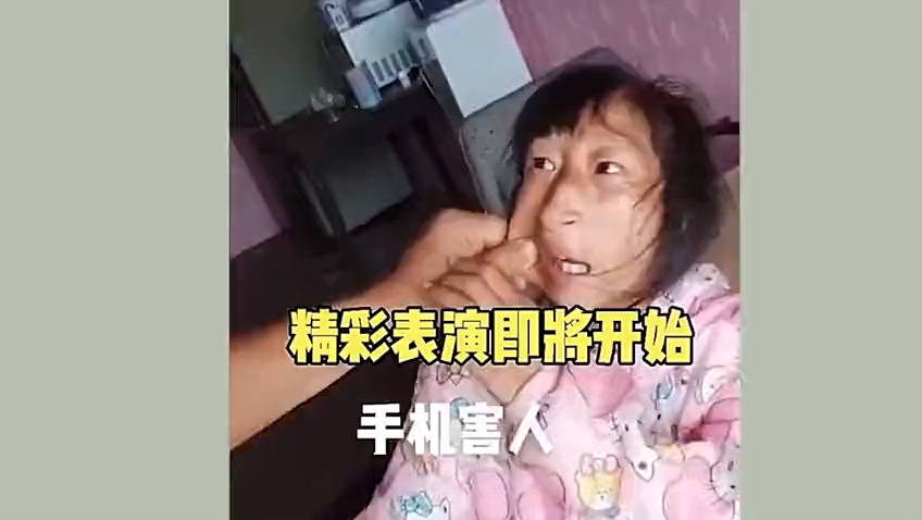 [图]袖珍人小晓：扇亲妈脸，给3岁侄女大比兜，却被全家当敛财工具