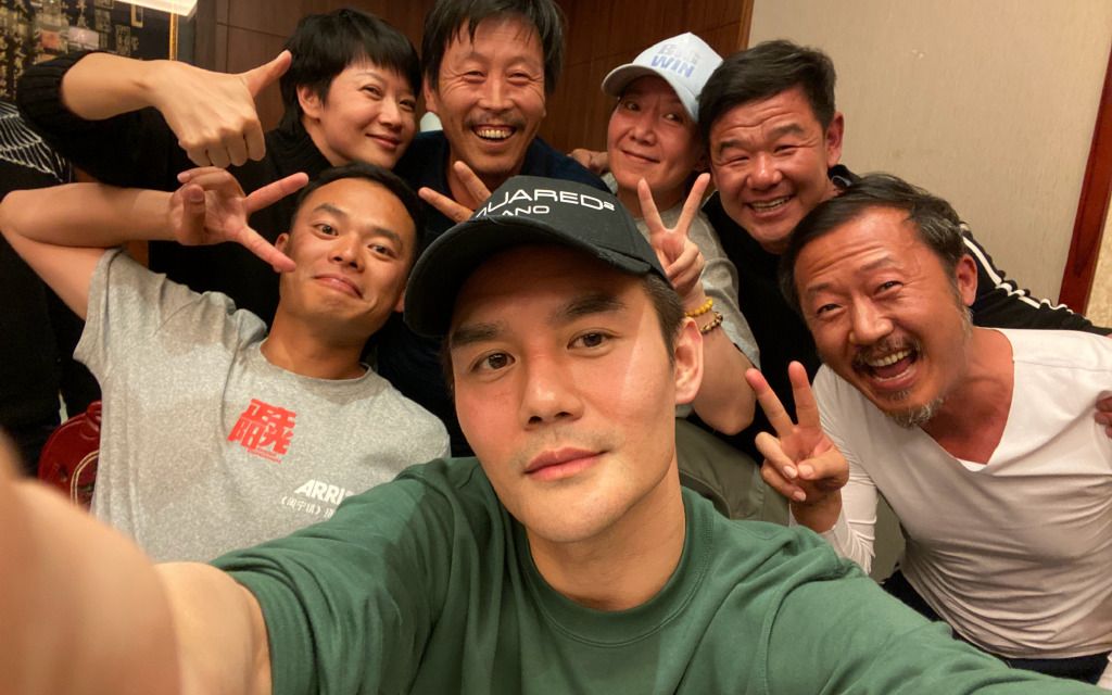 山海情花絮王凯潘书记杀青宴的自拍罐头快快乐乐好开心