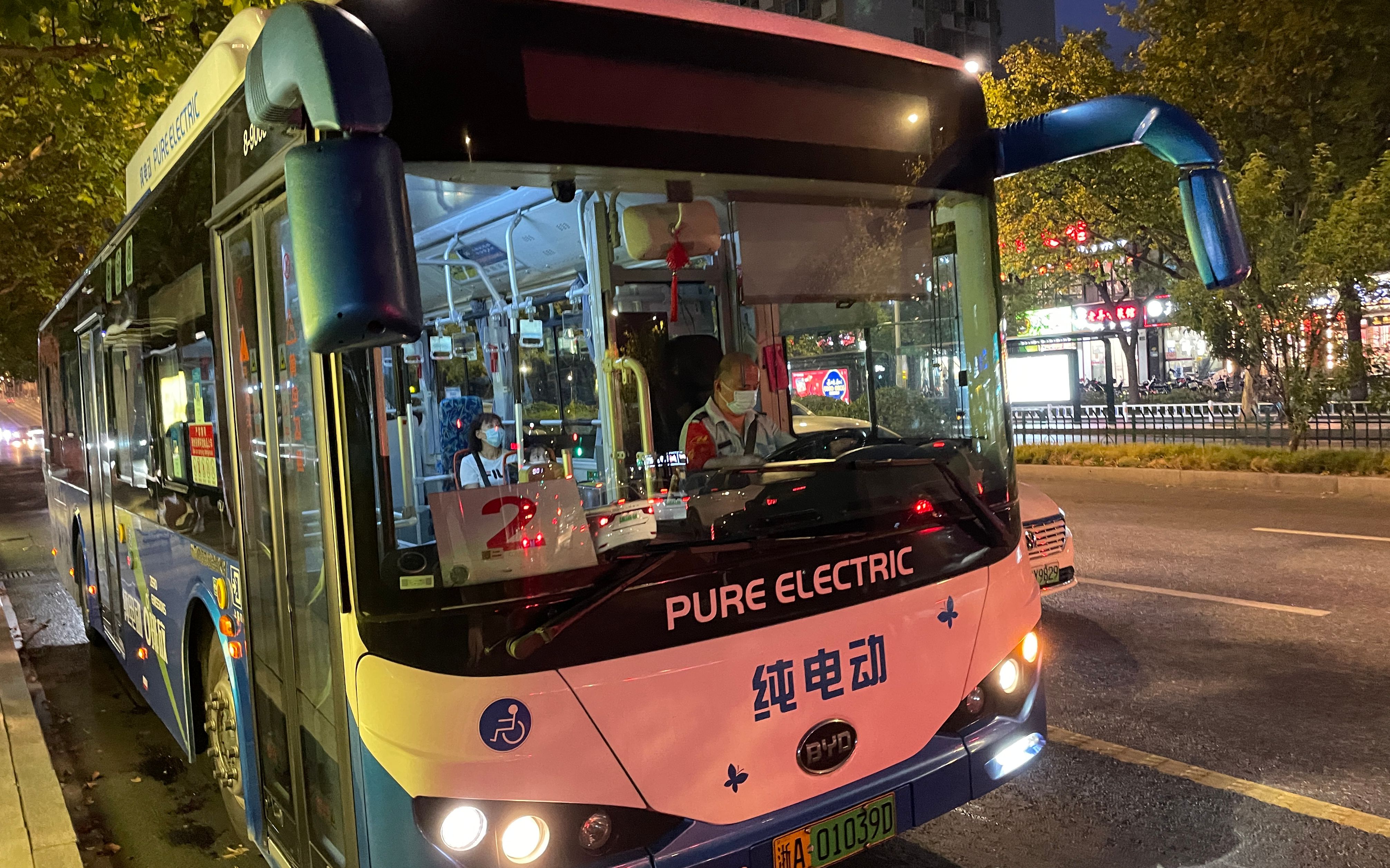 杭州公交2路惊现比亚迪k8代车89068