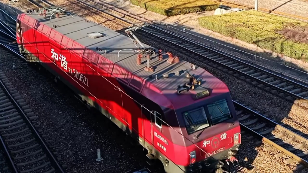 大番茄牵引k2666进站后