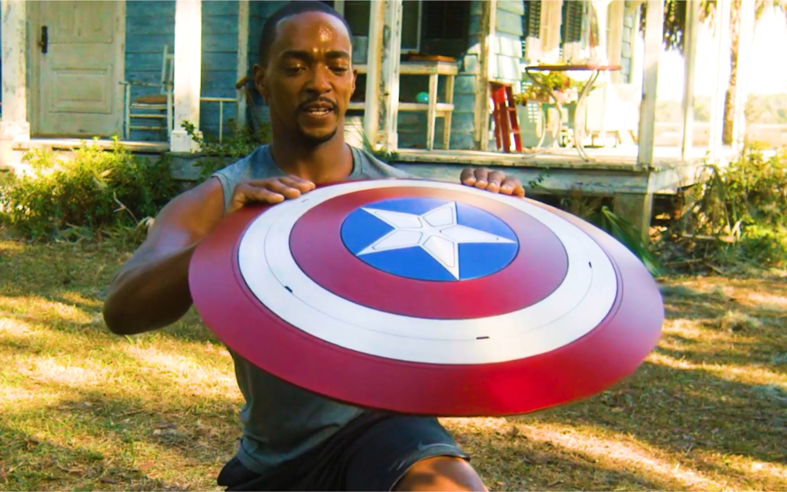 "谁说黑人不能成为美国队长?罗杰斯看到这一幕会很开心吧!