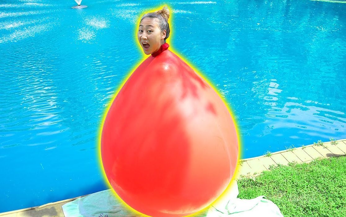 外国妹子作死实验,钻进气球里面尝试跳水,镜头拍下尴尬的瞬间_哔哩