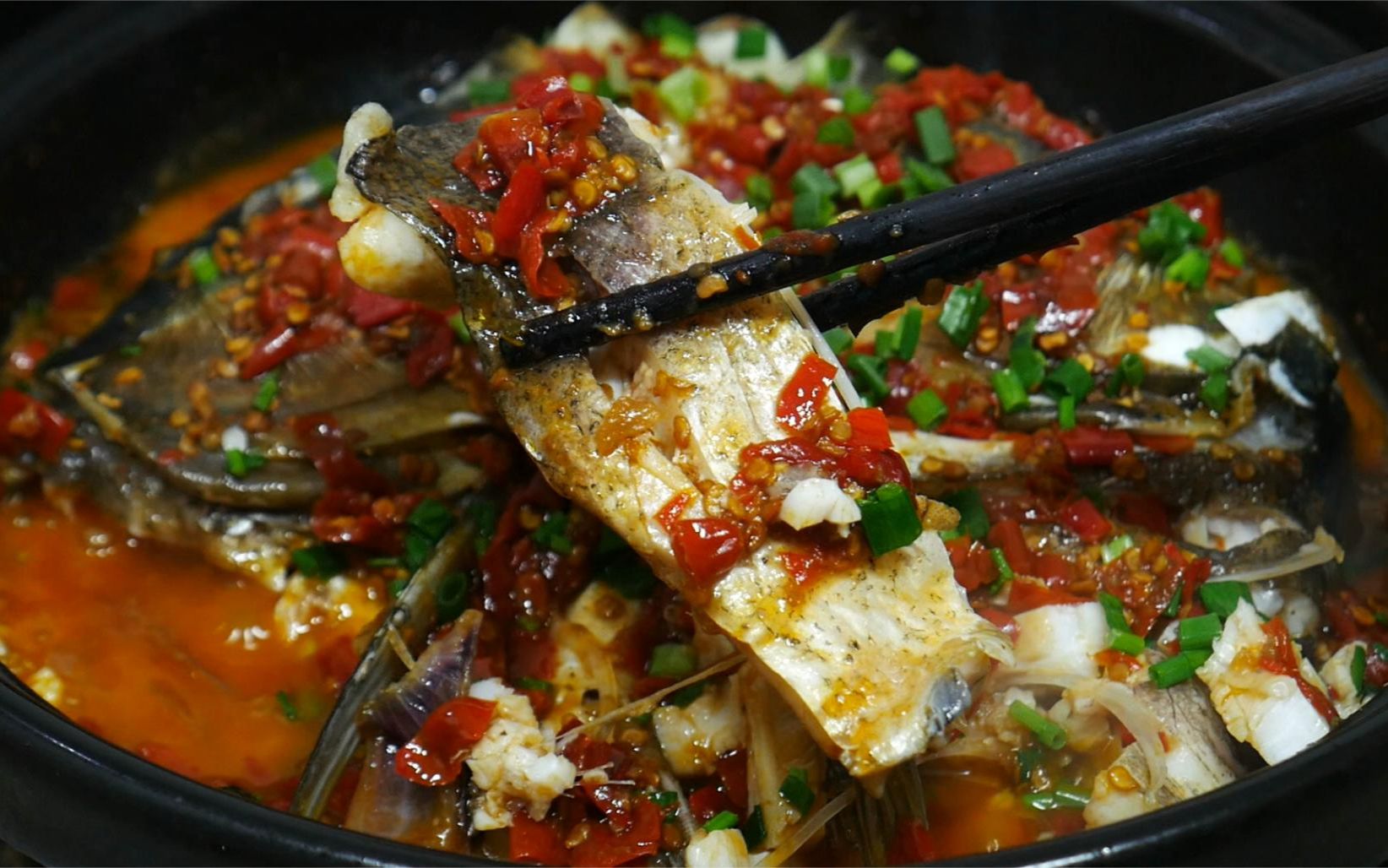 来一锅热气腾腾的剁椒焗鱼头,鲜香开胃,好吃又下饭