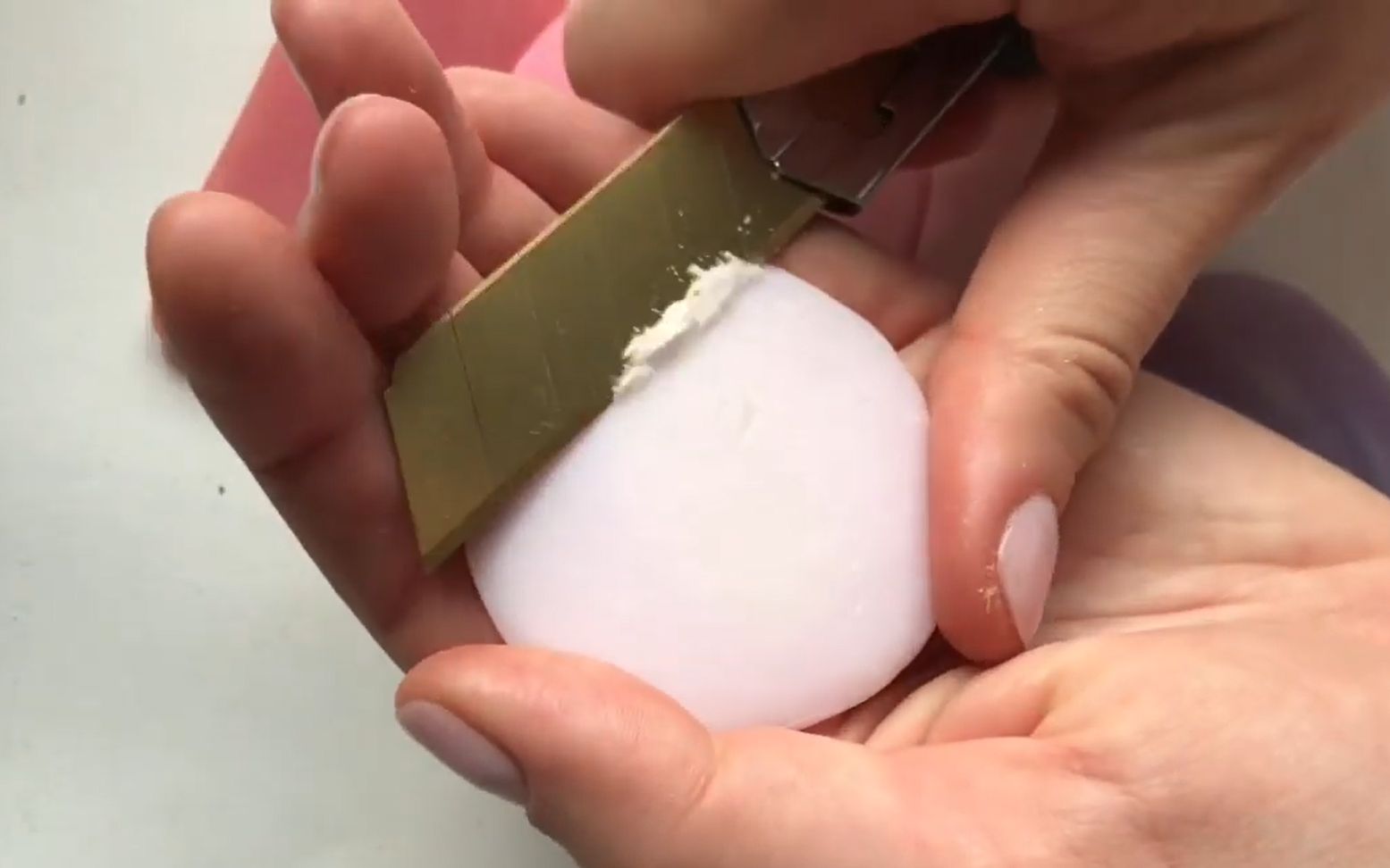 刮薄薄的小硬皂,虽然小但是舒适啊