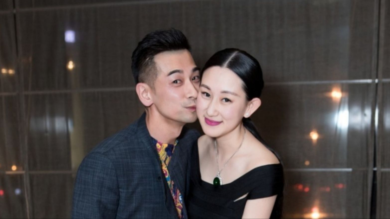 赵文卓夫妇甜蜜逛街,给老婆开车门好老公典范,结婚17年恩爱依旧