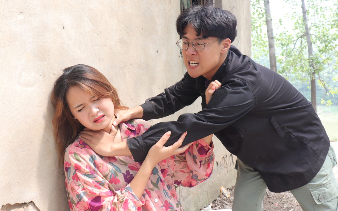 丈夫婚后整天打骂妻子,导致妻子精神异常,丈母娘来后做法解气_哔哩