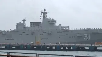 075编队雨中抵达香港，4万吨在此刻具象化了