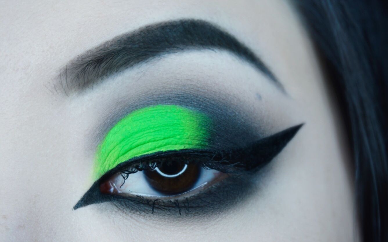 眼影被我发现了入门级赛博哥特风荧光绿截断烟熏妆分享55555这个绿色