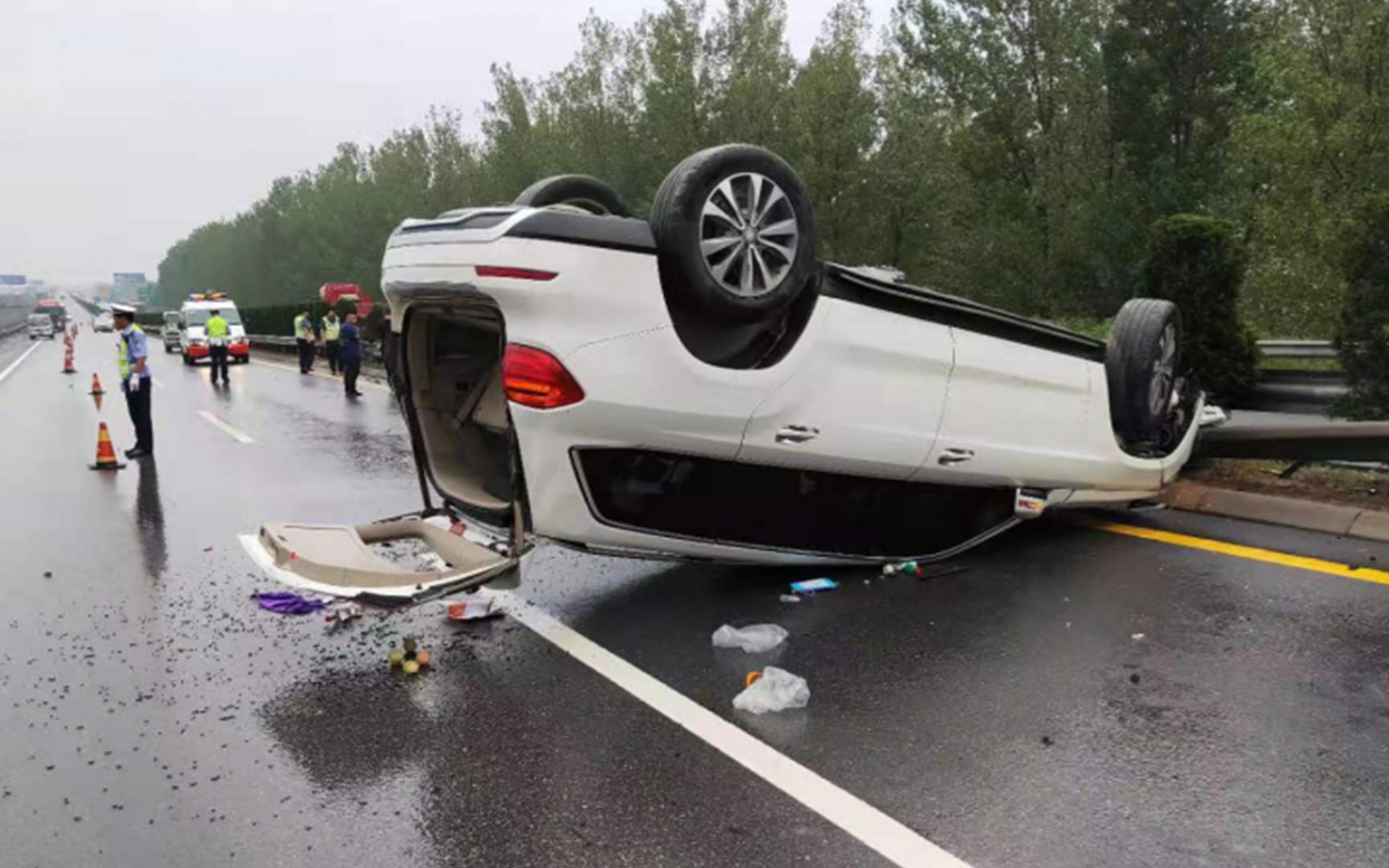 高速两车相撞一车直接消失?交警看完监控懵了:这什么情况?