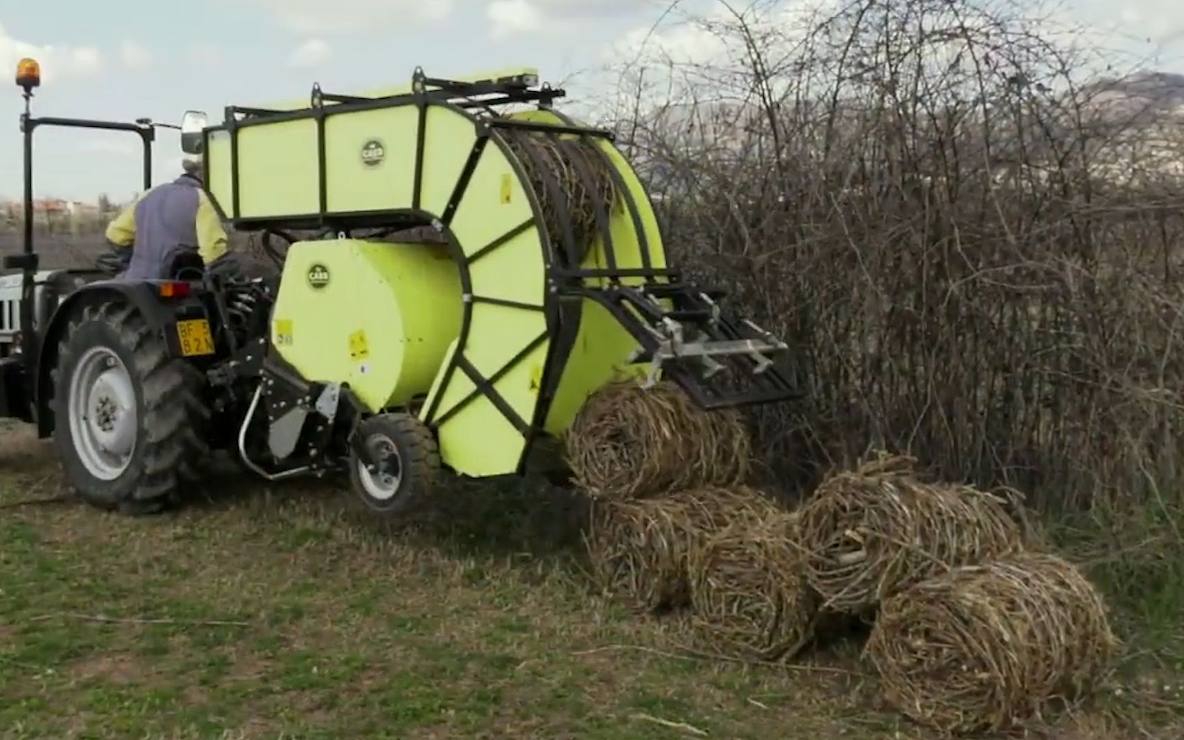 不可思议的树枝打捆机,把机器开过去后,很快树枝就被打包成卷了