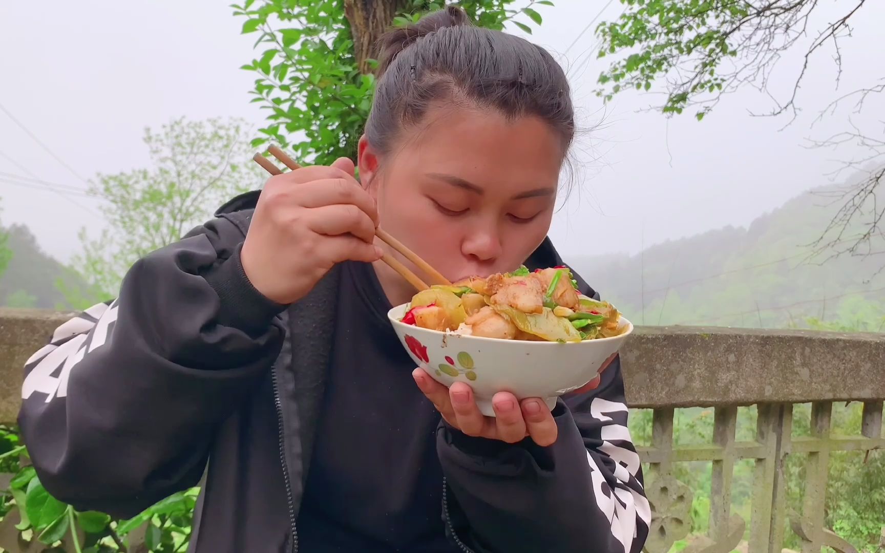 欧妹住大山里自耕自种,忙完活做道莴笋炒肉,加一把辣椒吃得过瘾哔哩哔哩bilibili