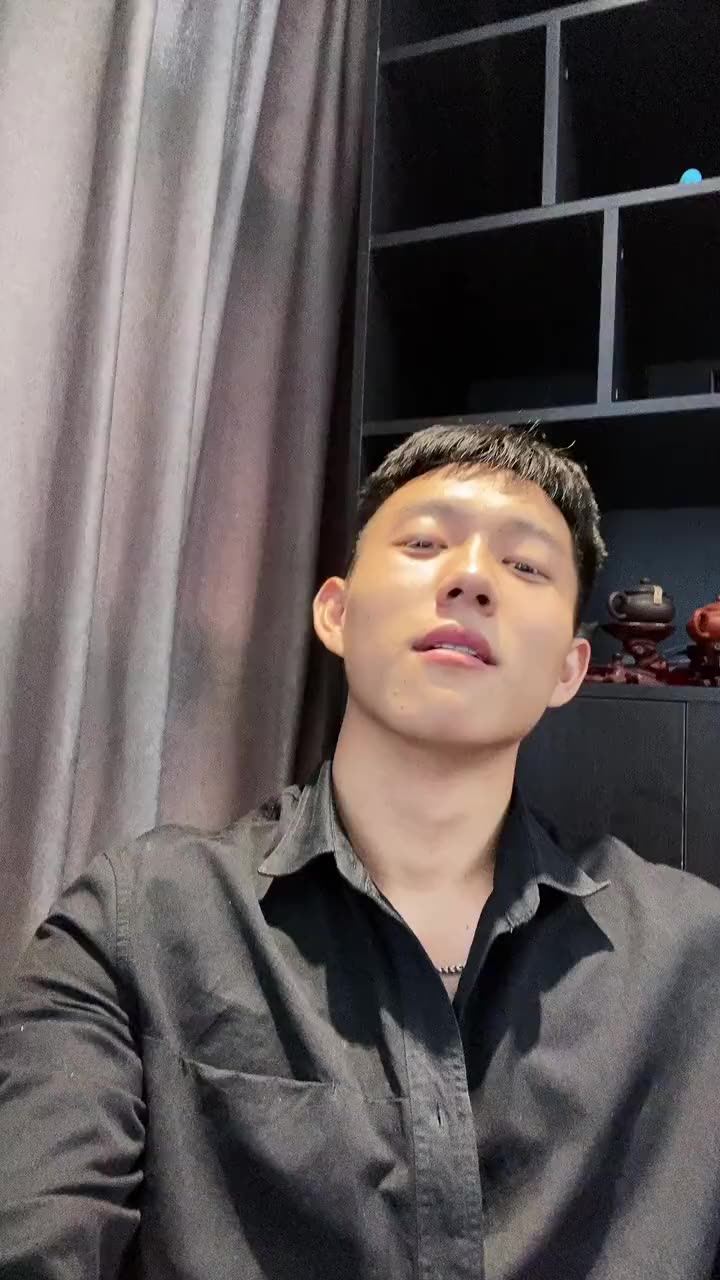 笑起来有酒窝的男孩子真是可爱!