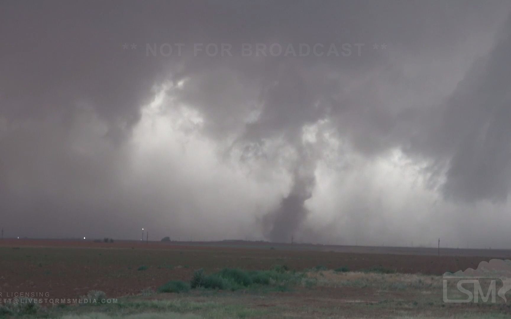 【龙卷风追逐者】2021年06月26日 美国德州Lamesa 陆龙卷(Landspout)超近距离拍摄记录哔哩哔哩bilibili