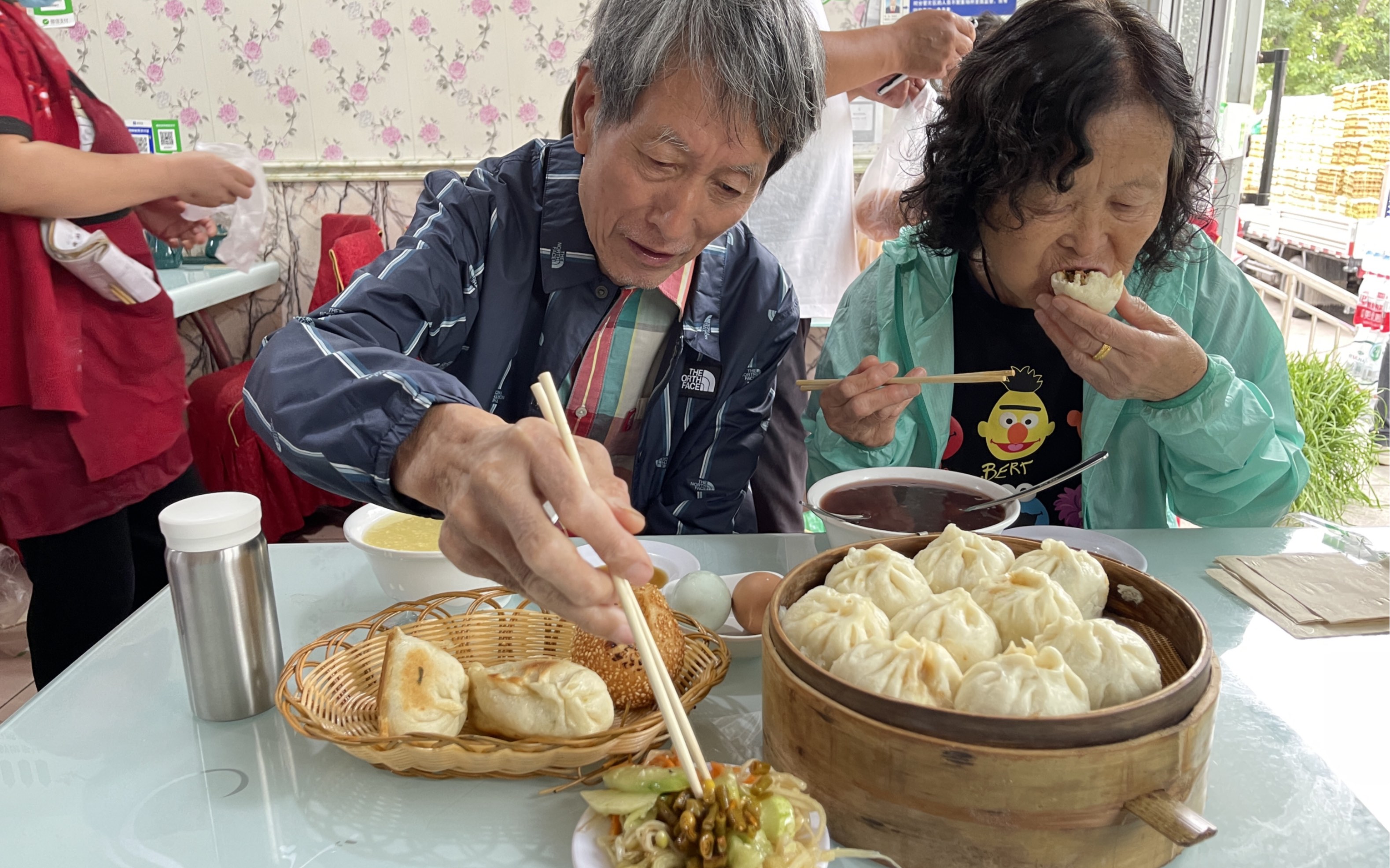 和爸妈在新疆那拉提镇吃早餐,大肉包子20元一屉,适合我们东北人口味哔哩哔哩bilibili