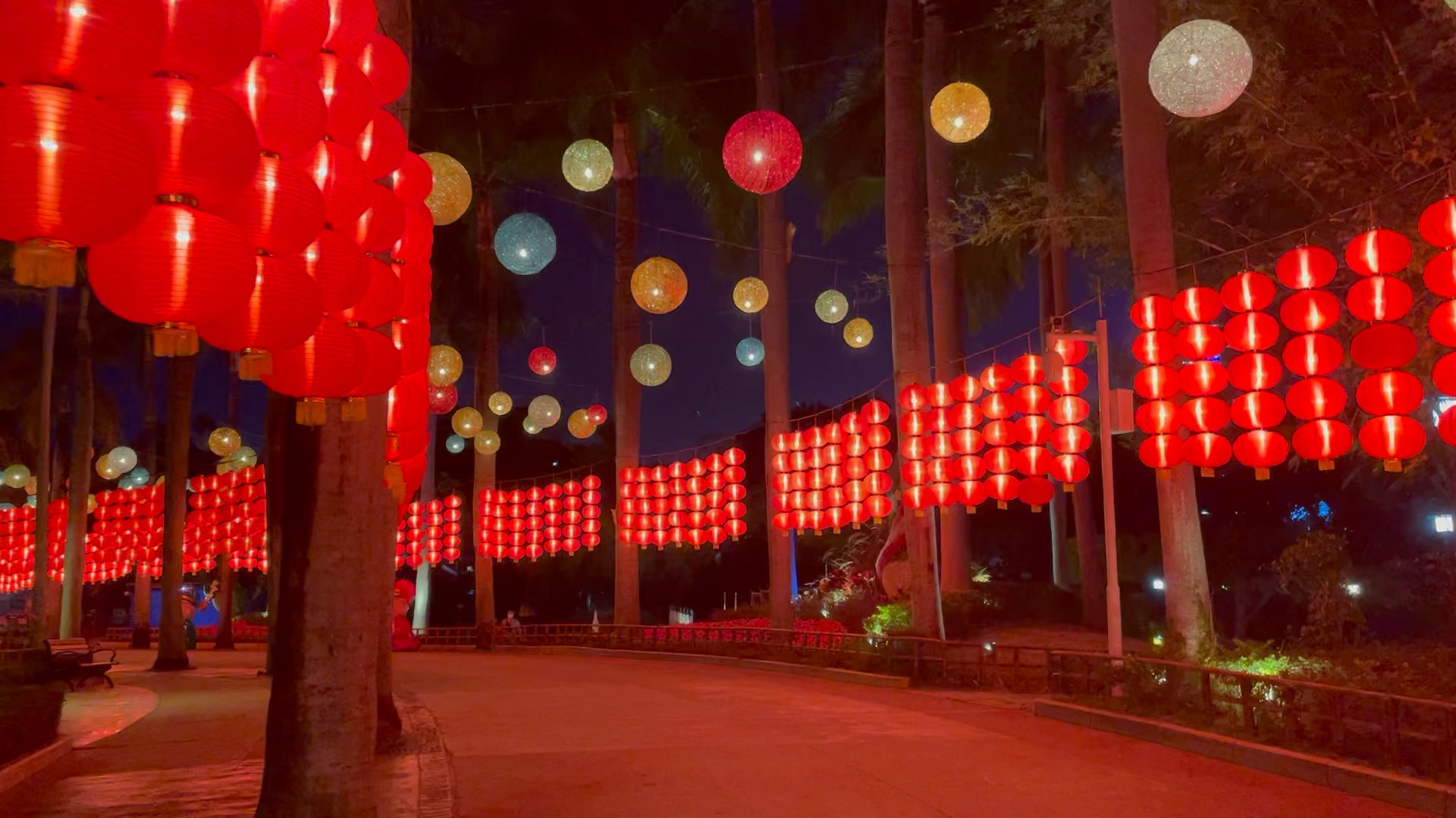 深圳世界之窗挂满灯笼的街道