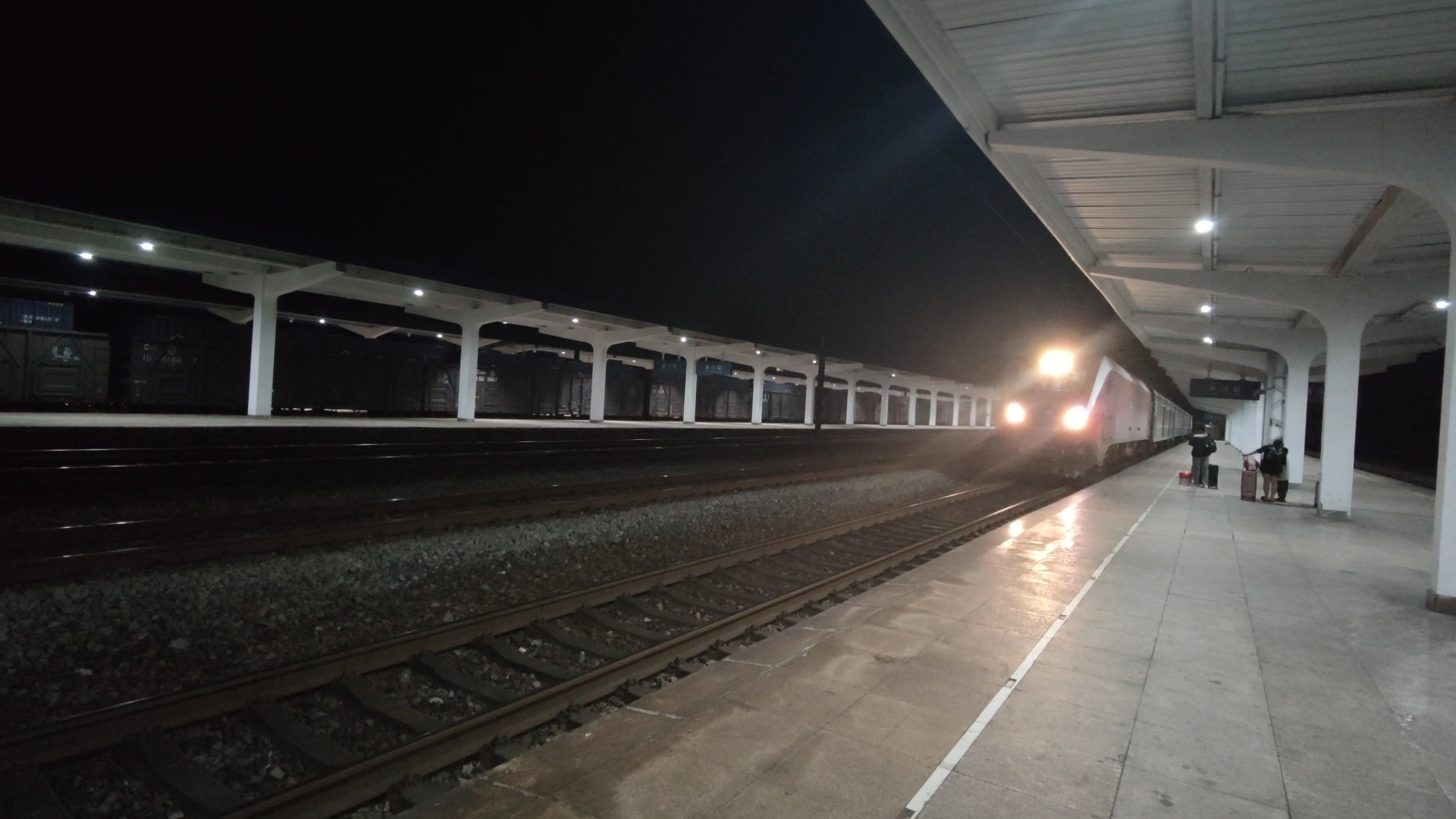 【京九线】t225次(牡丹江～广州)潢川站4站台停车,南局南段hxd1d 0437