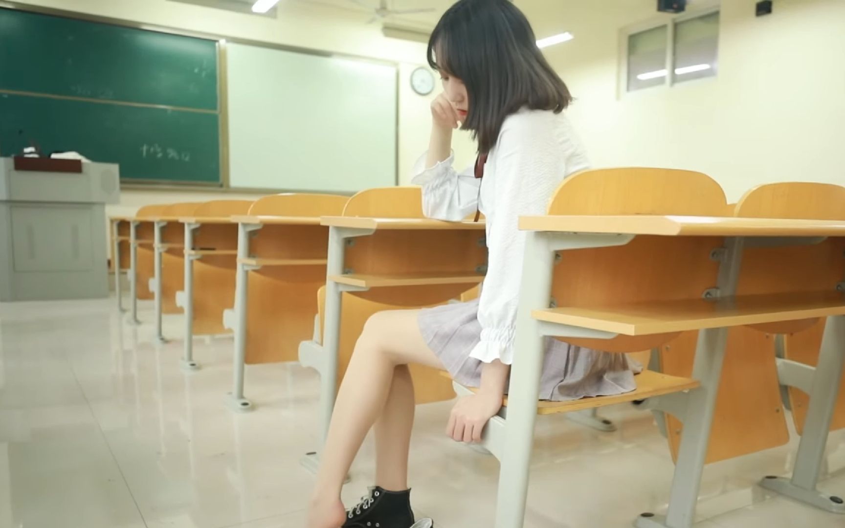 3:女神刘诺 肉丝袜 高帮帆布鞋 美足