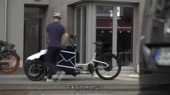 Скачать видео: 像狗狗一样的快递车，还能跟随快递小哥跑，自动替快递员送货