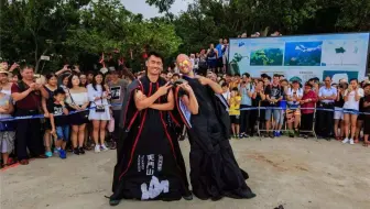 飞人张树鹏翼装训练，叠伞爬山最耗体力，被不文明游客围观很心烦。