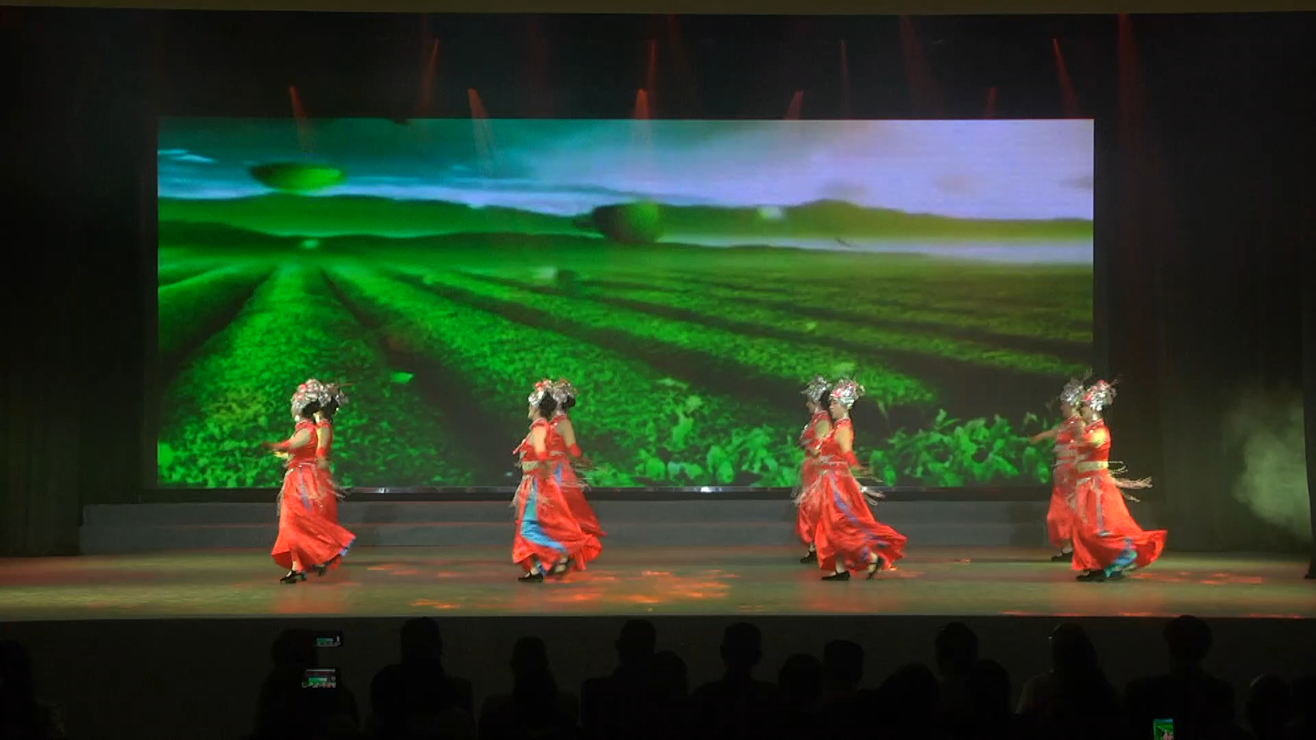 06表演唱《苗岭连北京》新晃老年大学红歌艺术团