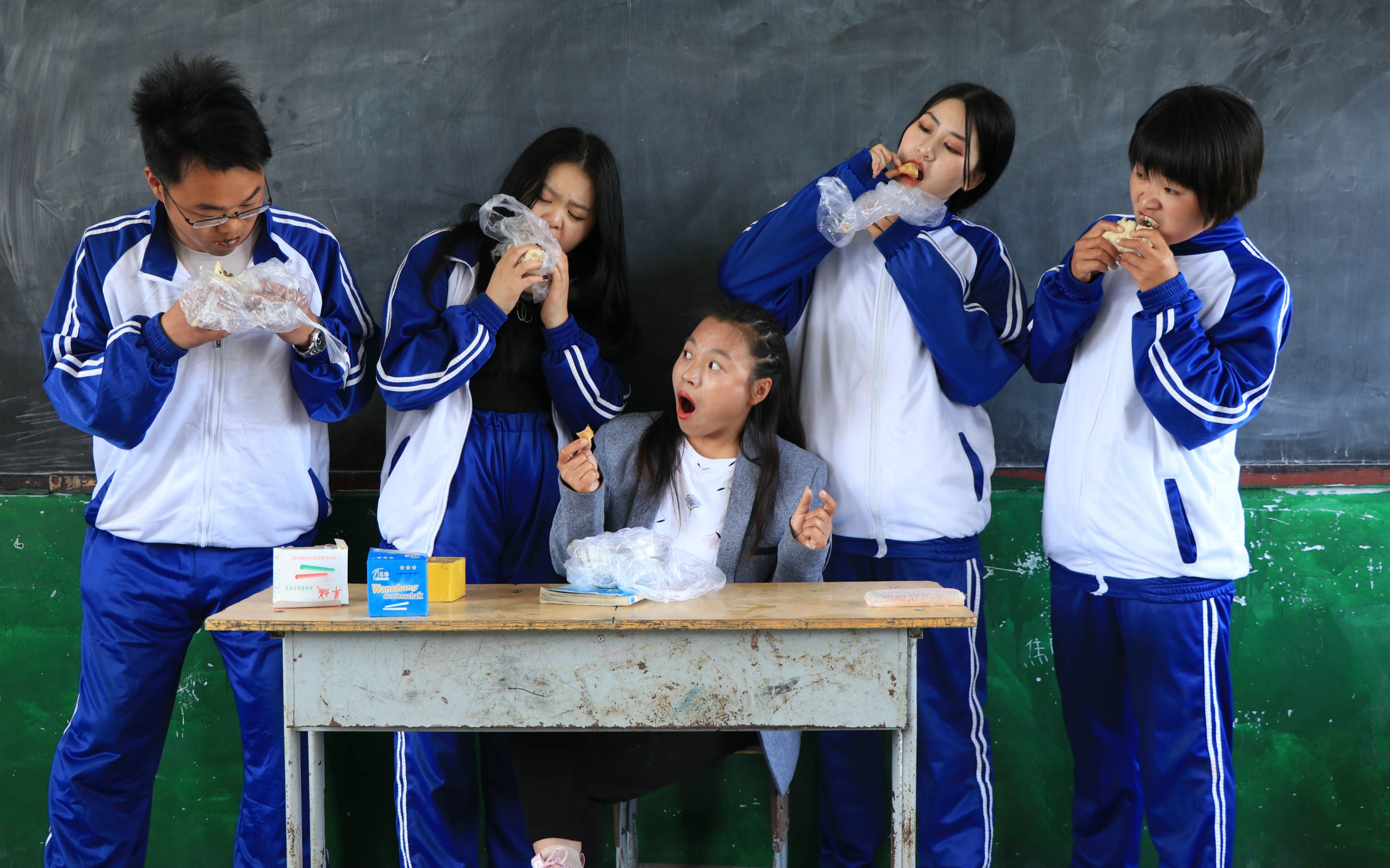 学生在教室吃早饭,没想奇葩老师看见后抢学生们的早饭吃,太逗了