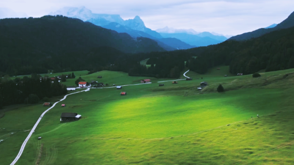 [图]航拍4k高清风景，穿越阿尔卑斯山间小屋