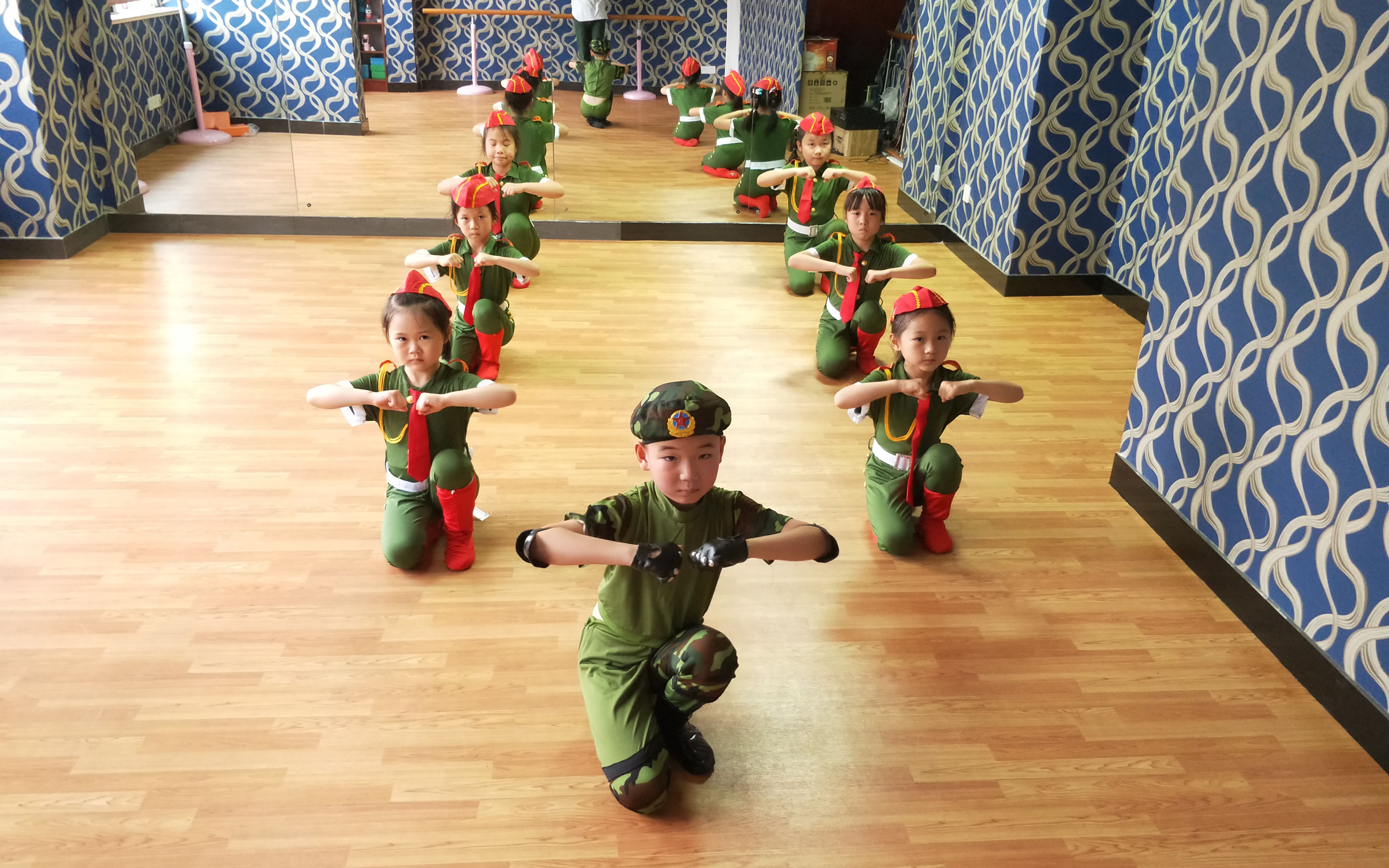 dancezone英雷舞蹈 当代舞《欢乐的小兵》