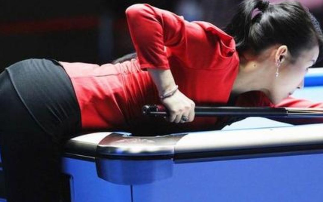 "九球天后"潘晓婷打球时屁股为什么总是鼓鼓的?看完后球迷心疼