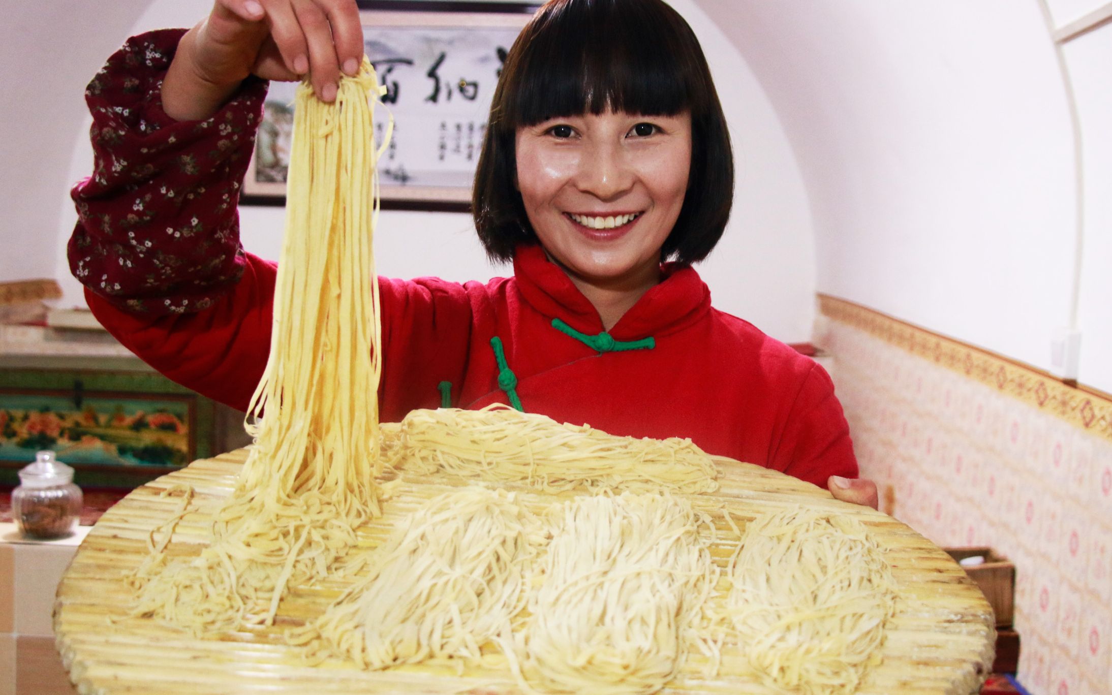 陕北特色小吃杂面,一擀杖下去面薄如纸,浇上猪肉臊子,口口溢香_哔哩