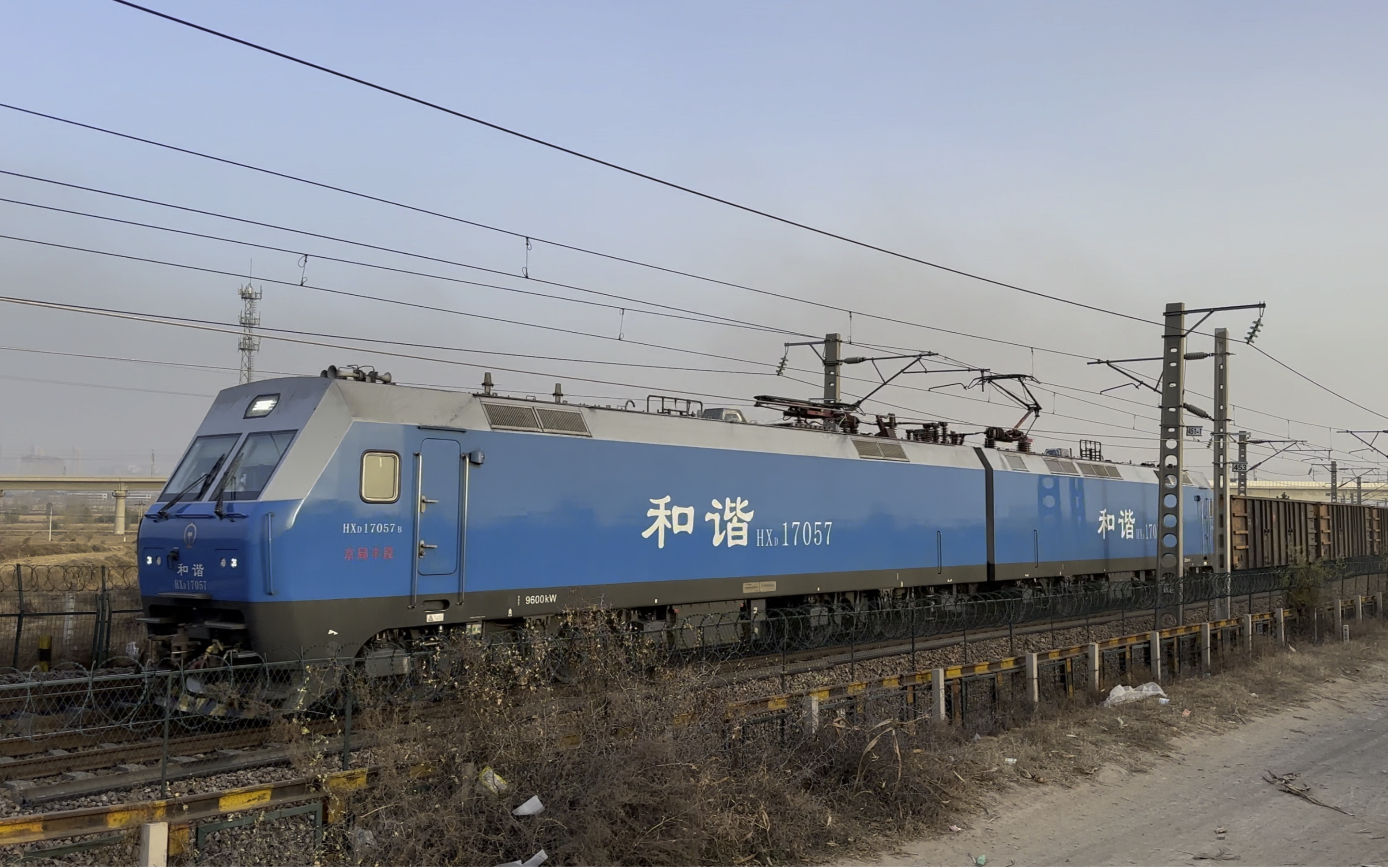 京局丰段hxd1 7057牵引c70a空车下行通过