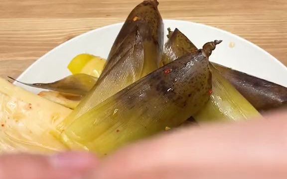 之前在手剥笋里吃到虫子太吓人了!今天再吃一次